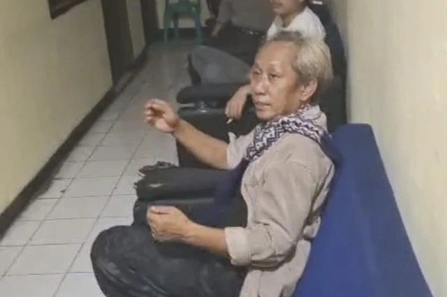 habib curi sarung