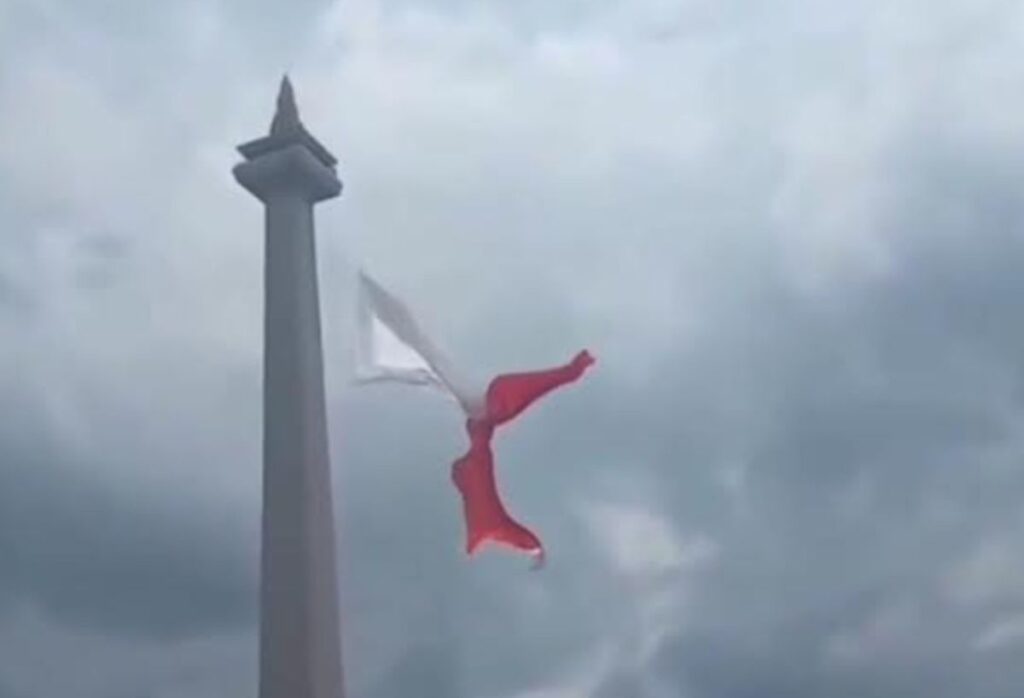 Bendera Merah Putih Robek