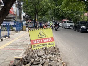 Warga Keluhkan Galian Kabel Akibatkan Jalan Macet dan Ambles, Minta Perbaikan Dipercepat.