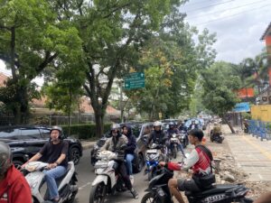 Warga Keluhkan Galian Kabel Akibatkan Jalan Macet dan Ambles, Minta Perbaikan Dipercepat.