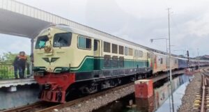 Kereta banjir semarang