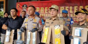 Pemkot Bandung Gerebek Penjual Obat Ilegal