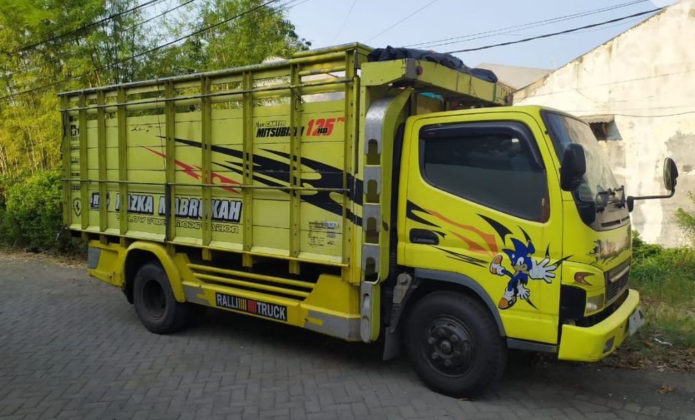 Truk pasir tercebur ke Sungai