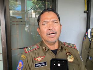 Satpo PP Bandung Bongkar Reklame