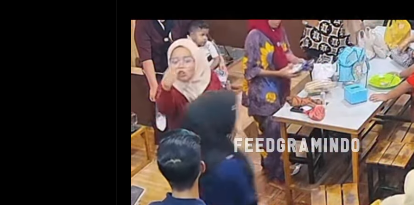 emak-emak tuding hp