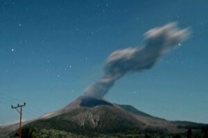 gunung lewotobi laki-laki meletus