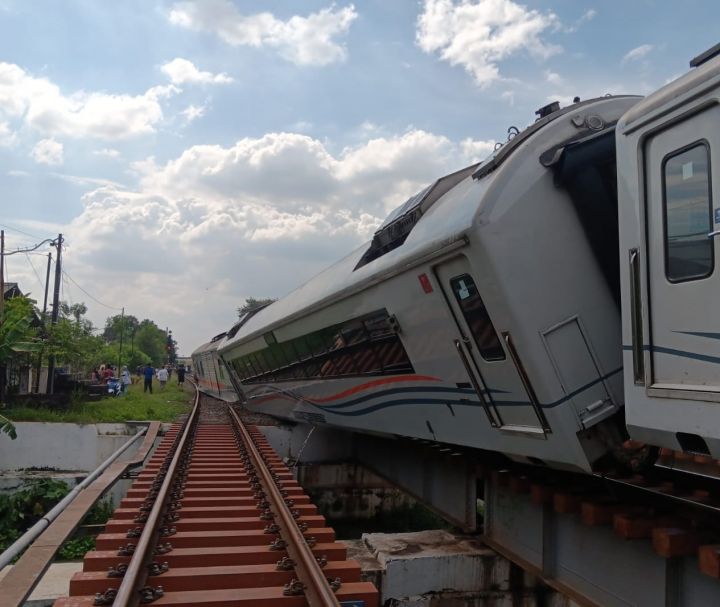 kereta purwojaya anjlok