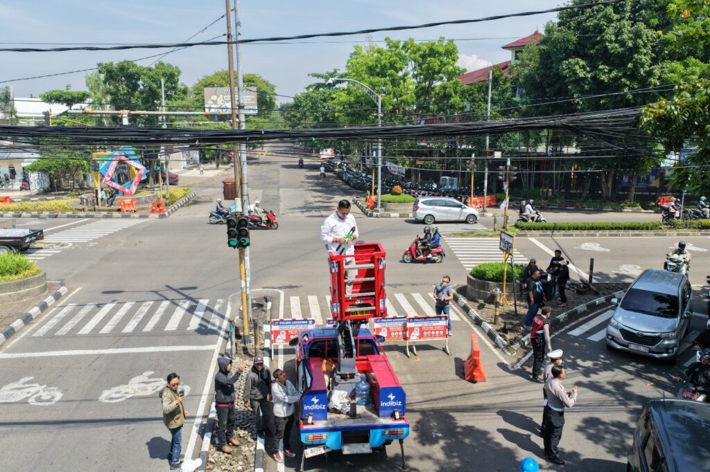 Benahi Wajah Kota, Pemkot Bandung dan Pemprov Jabar Gencarkan Penataan Kabel Udara di Jalan Buahbatu
