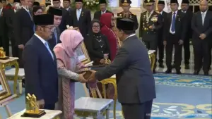 gelar pahlawan nasional soeharto (2)