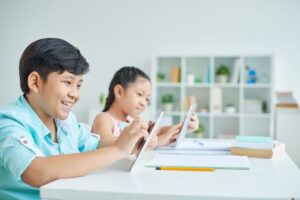 Belajar-Online-123rf-Dinis-Tolipov