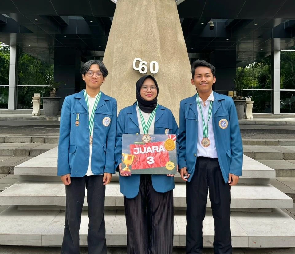 Mahasiswa UNAIR Raih Juara III JurnalFest 2025