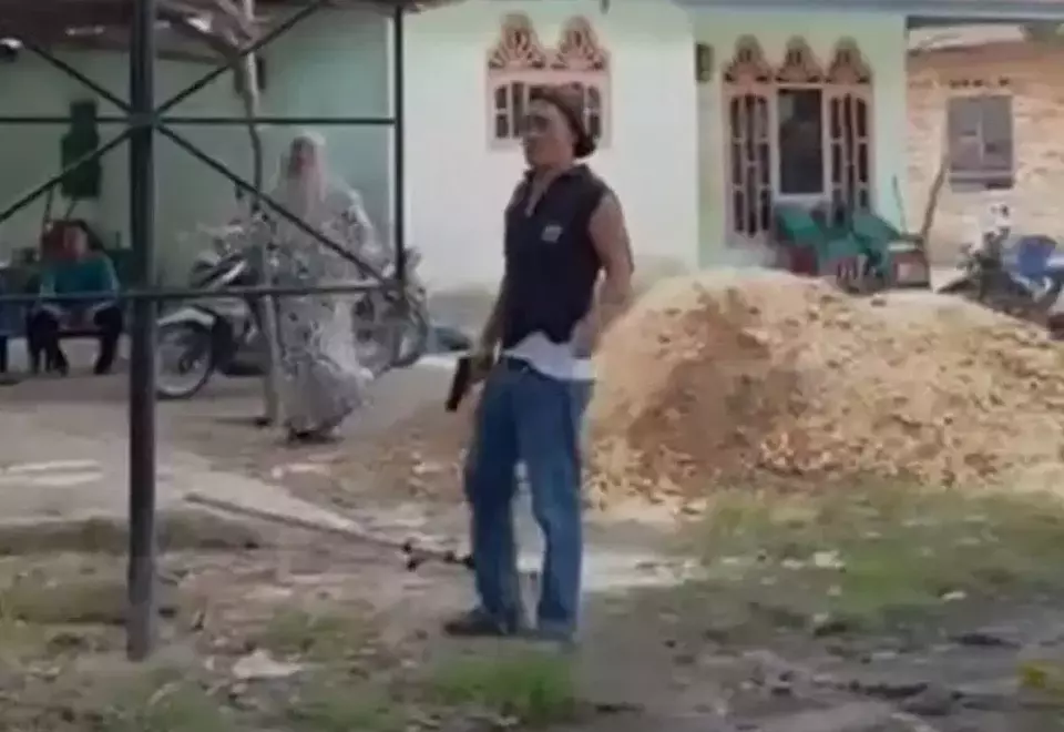 kades acungkan pistol