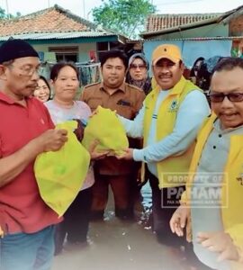 Akhmad Marjuki dan Golkar Kabupaten Bekasi Salurkan Bantuan bagi Korban Banjir