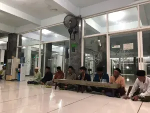 Mahasiswa-BBK-7-Universitas-Airlangga-saat-pelaksanaan-program-Eco-Shadaqah-di-Desa-Golokan-Kecamatan-Sidayu-Kabupaten-Gresik-Minggu-1112026.-Foto-Dok