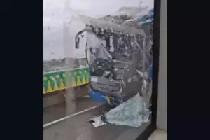 bus Transjakarta Tabrakan
