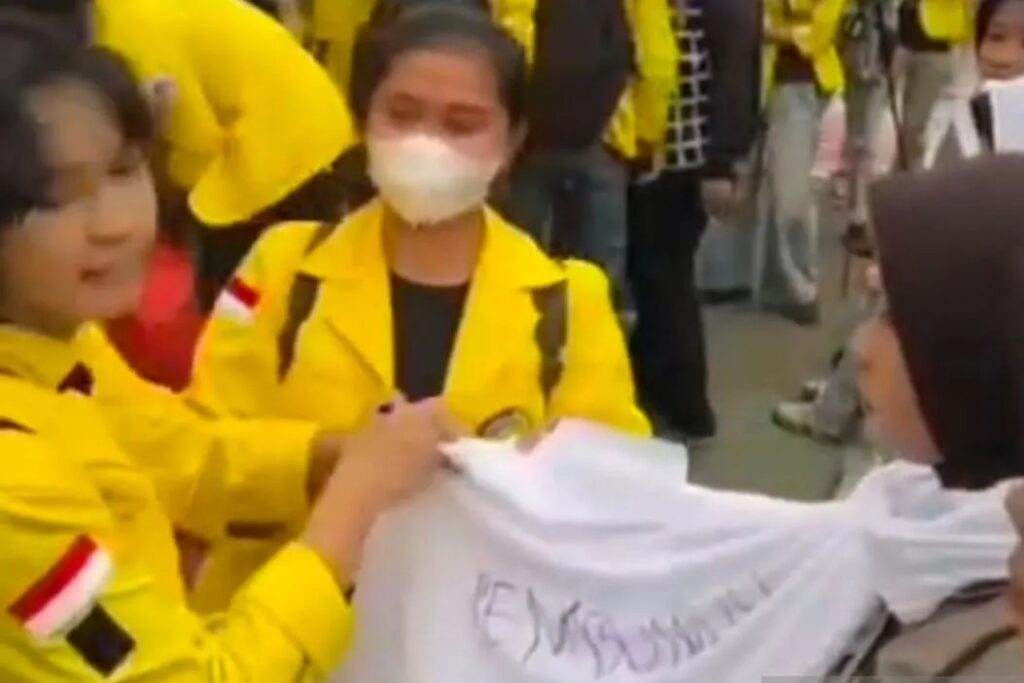 mahasiswa coret hijab polwan