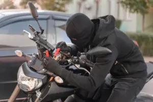 remaja curi motor polisi