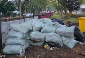 Sampah Menumpuk di Monumen Perjuangan
