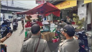 Satpol PP Kota Cimahi Tertibkan PKL di Trotoar dan Bahu Jalan