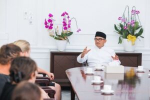 Farhan Kenalkan Sejarah Panjang Kota Bandung Kepada Siswa Australia