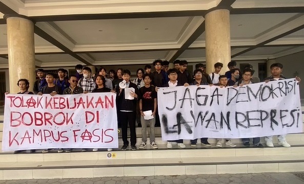 Mahasiswa UNY Gelar Aksi, Soroti Kebijakan Satu Arah hingga Tes Kesehatan yang Merugikan