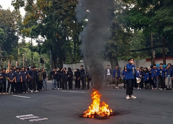 Suara Jalanan di Depan Gedung Dewan, BEM SI Jabar Soroti Isu HAM dan Militerisme di Ruang Sipil