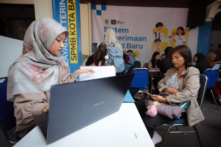 Desk Layanan Terpadu SPMB Kota Bandung Permudah Warga, Semua Kendala Terselesaikan di Satu Tempat