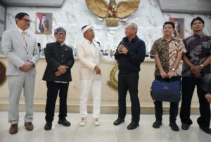 Hasil Jual Sapi, Gubernur Jabar Serahkan Rp1 Miliar untuk Persib Bandung