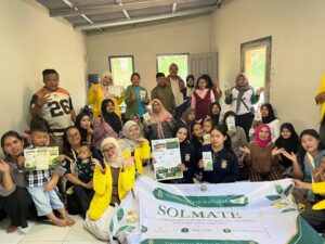 Mahasiswa Universitas Bhakti Kencana Gelar Edukasi Olah Sampah Organik di Desa Cikadut