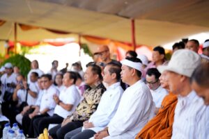 Pesan Cinta KDM di Upacara Waisak, Ajak Warga Bijak Manfaatkan Hasil Bumi