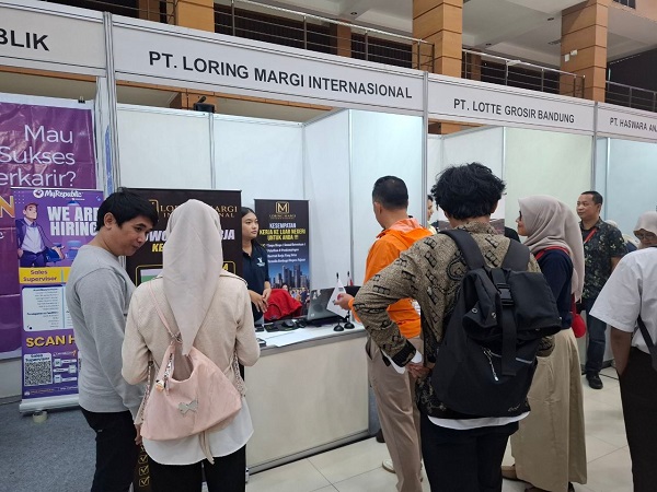 Bawa CV dan Harapan, Fresh Graduate Berburu Lowongan Kerja di Job Fair Disnaker 2026