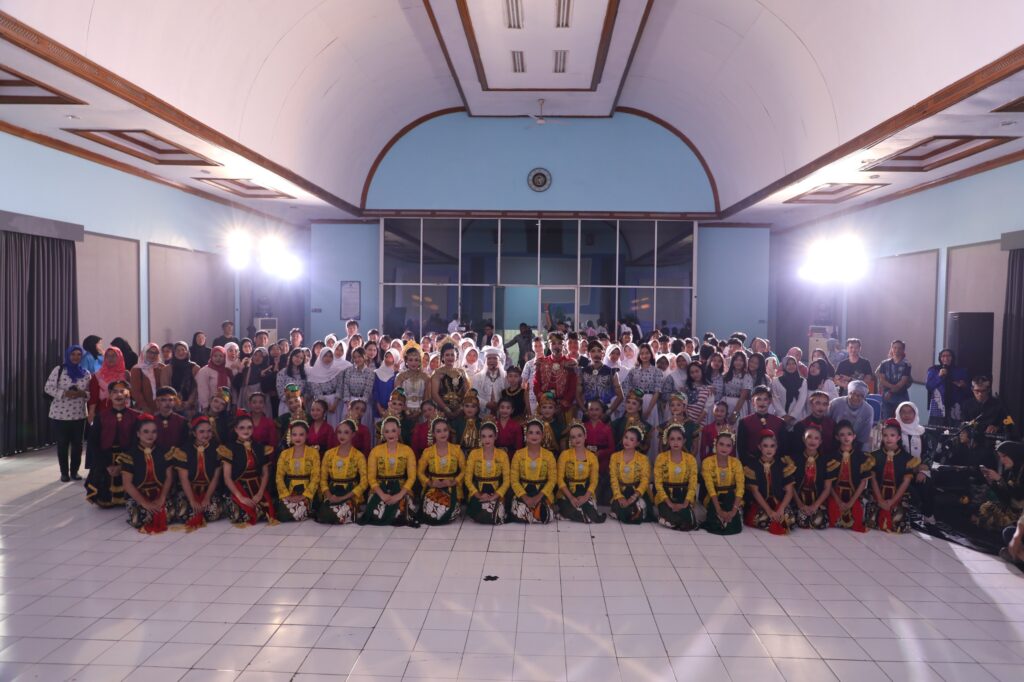 Momen kebersamaan seluruh tim pengusul dari Institut Seni Budaya Indonesia (ISBI) Bandung bersama para seniman Sanggar Gaya Gita Studio dan para peserta acara.
